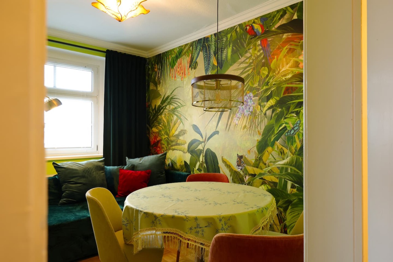 Schlafzimmer mit großem Bett und Bücherregal