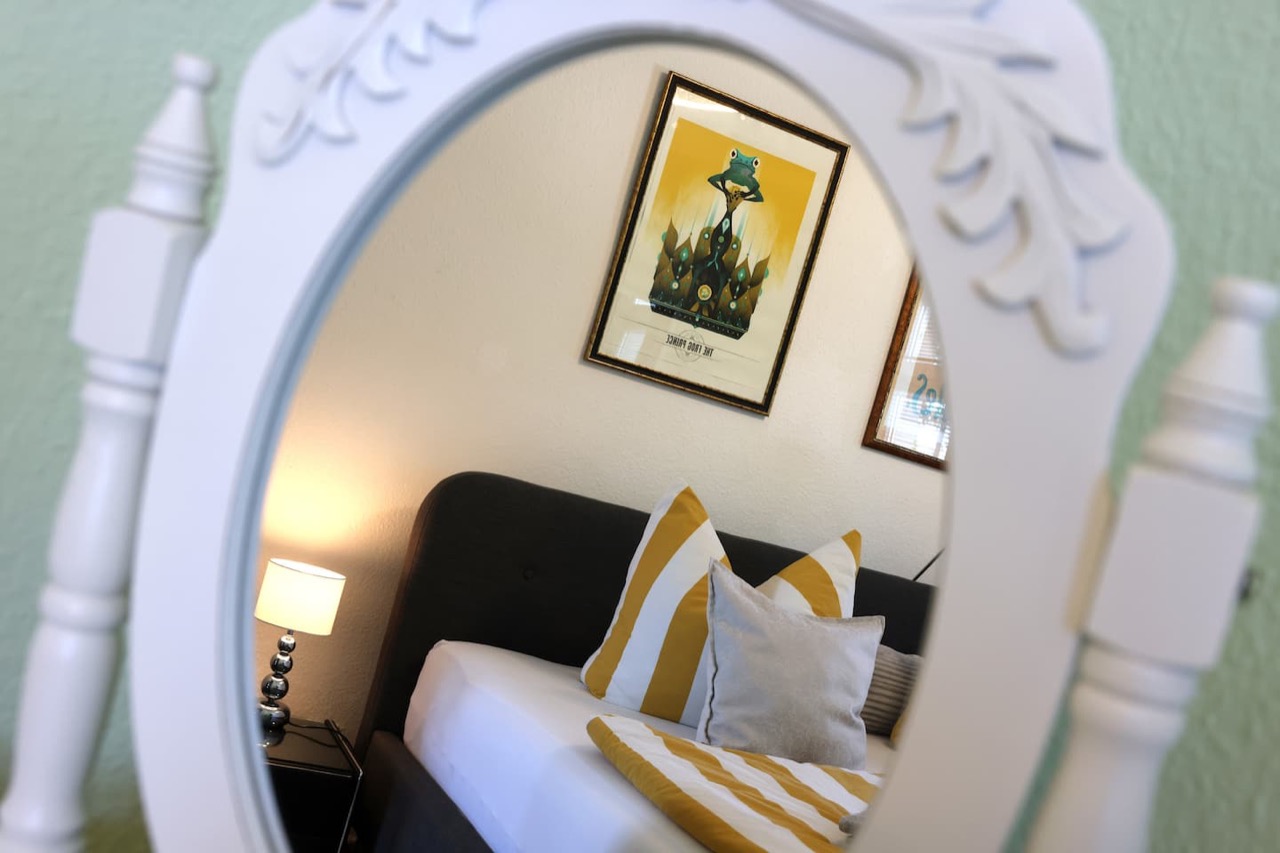 Schlafzimmer mit rotem Sessel